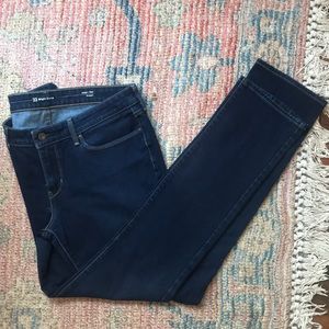 Levi’s Dark Wash Denim Jeans. Straight Leg. Slight Curve. Modern Rise.